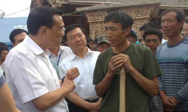 Premier Li visits NW China village after quake