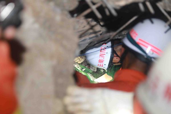 Rescuers race against time after SW China quake