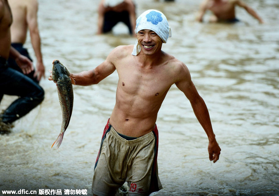 Bare-handed fishing contest held in Guangxi