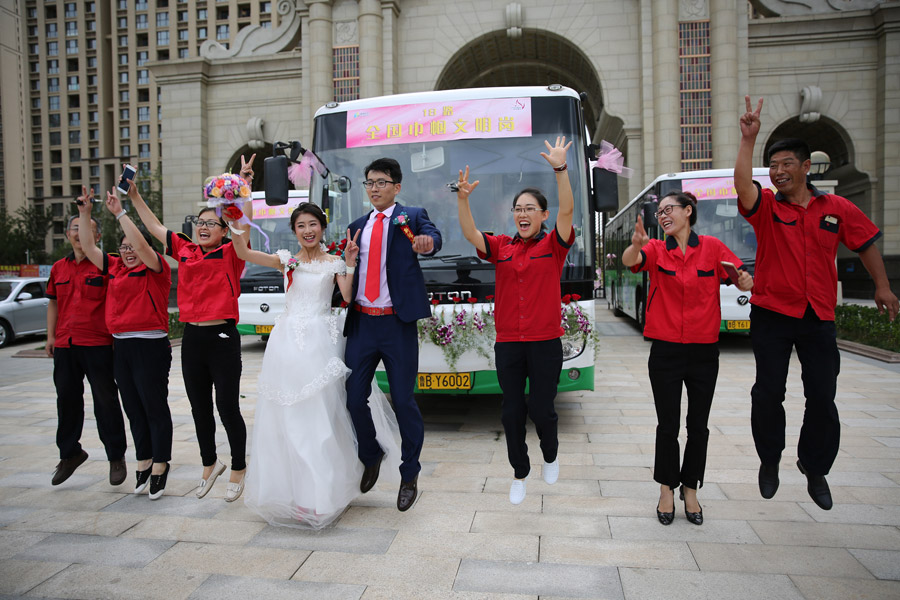 Qingdao bride drives bus to wedding