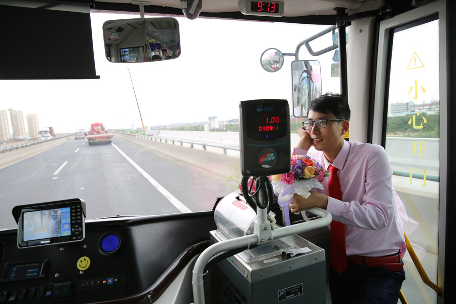 Qingdao bride drives bus to wedding