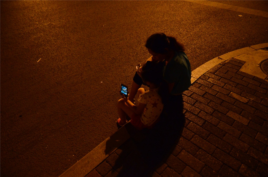 Photographer captures China's love affair with cellphones