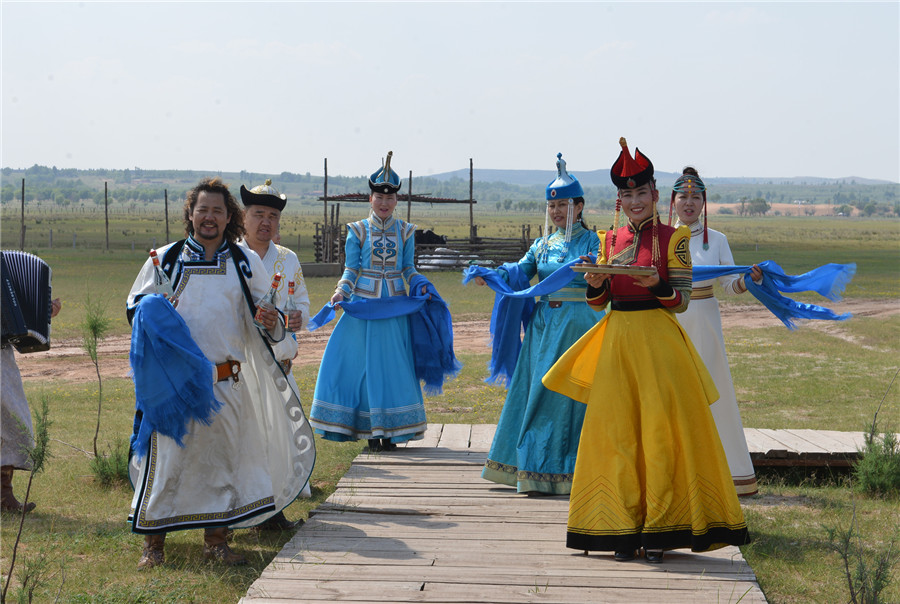 Diplomats explore Inner Mongolia's grassland