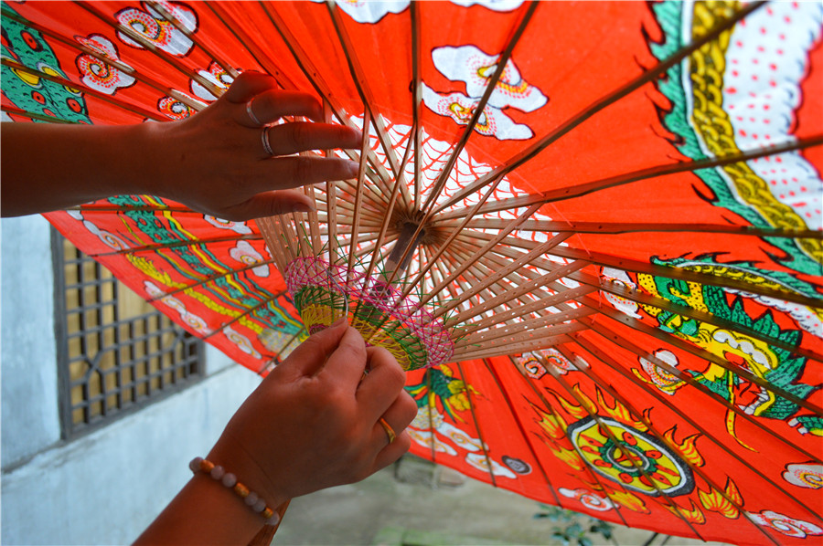 Traditional oil paper umbrellas shine in modern age