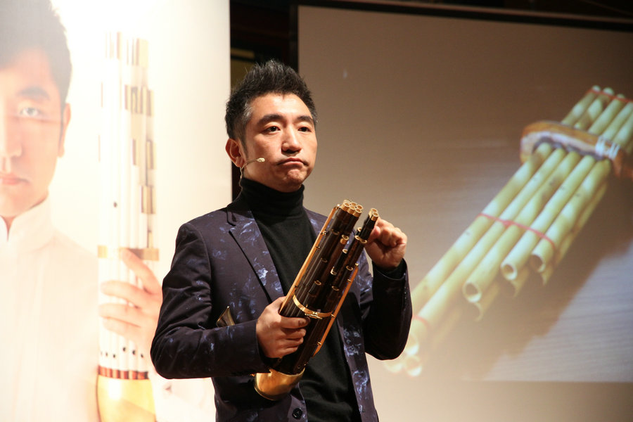 Chinese sheng plays the tune of harmony