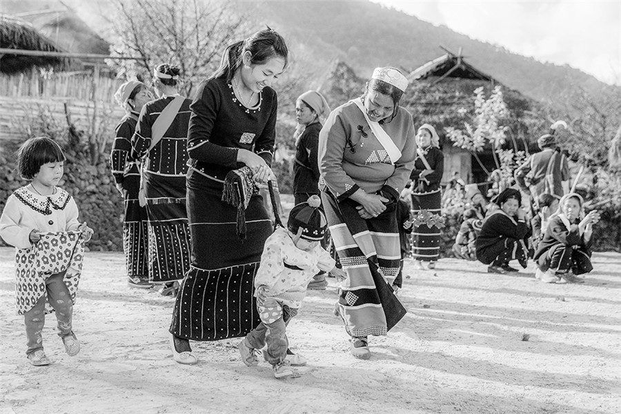 Life of China's last 'primitive tribe' captured on film