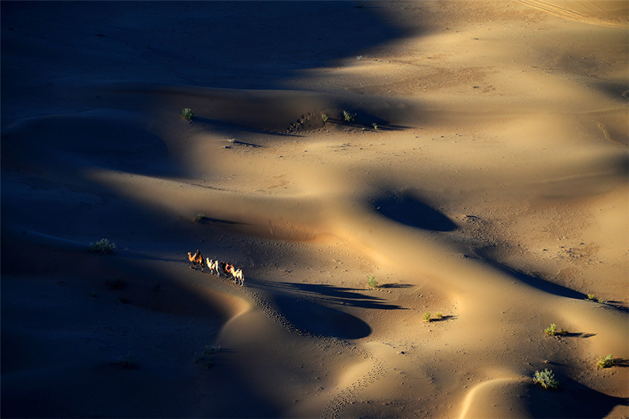 Photographer captures splendid scenery deep in the desert