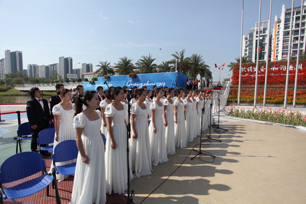 学生乐团助兴亚运城升旗仪式