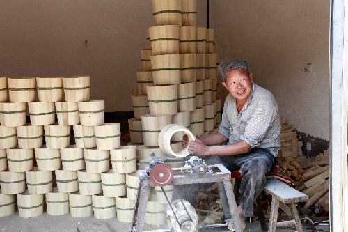 云南巧家农民制作传统厨具“木甑子”搞创收