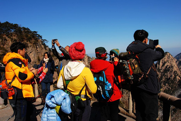 中外游客黄山之巅元旦欢乐游