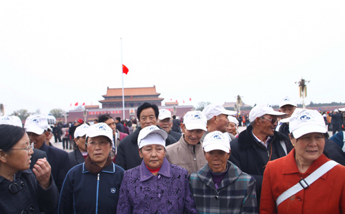 北京天安门降半旗 首都市民悼念玉树同胞