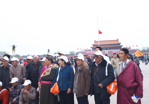 北京天安门降半旗 首都市民悼念玉树同胞