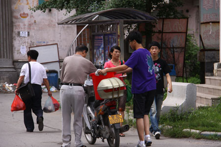 吉林通化正在抢修供水管线及市民各取水点取水