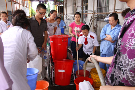 吉林通化正在抢修供水管线及市民各取水点取水