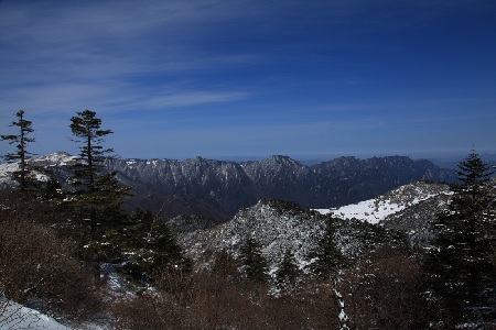 神农架骤降春雪乐煞游客（组图）