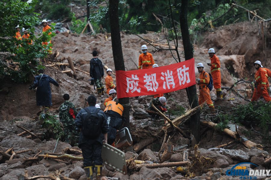 都江堰特大泥石流已致18人死亡 消防官兵在废墟上搜救