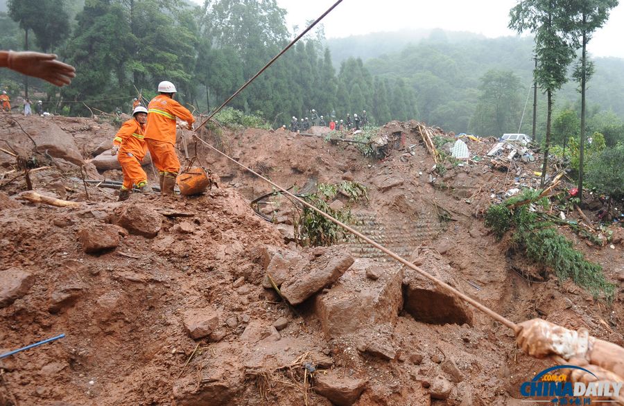 都江堰特大泥石流已致18人死亡 消防官兵在废墟上搜救