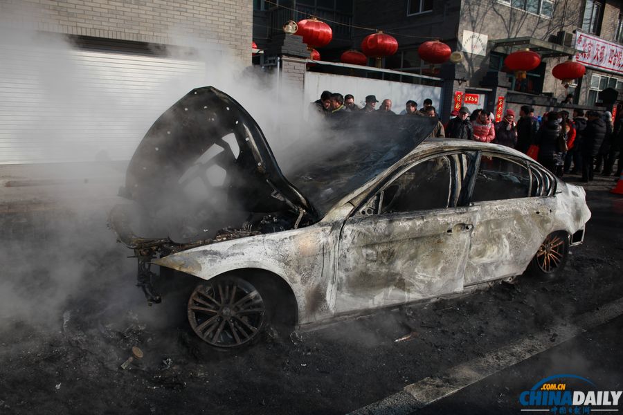 北京一辆宝马轿车发生自燃 被烧只剩车架