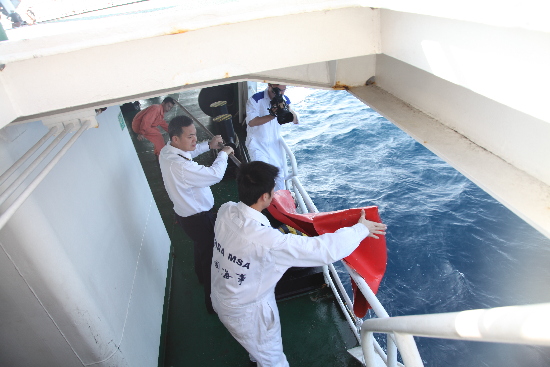 中国海事“海巡31”船在失联海域组织开展搜救行动