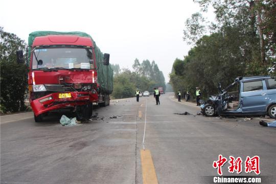 广西微型车撞货车 司机和副驾座儿童死亡