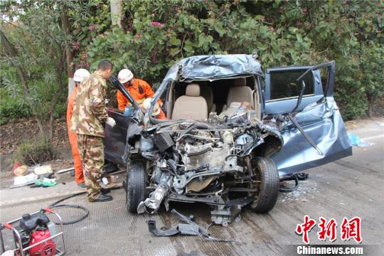 广西微型车撞货车 司机和副驾座儿童死亡