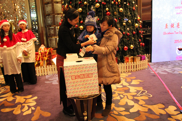 哈尔滨万达嘉华酒店举行2013圣诞慈善亮灯仪式