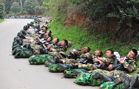 武警湖北总队开展特战集训（图）