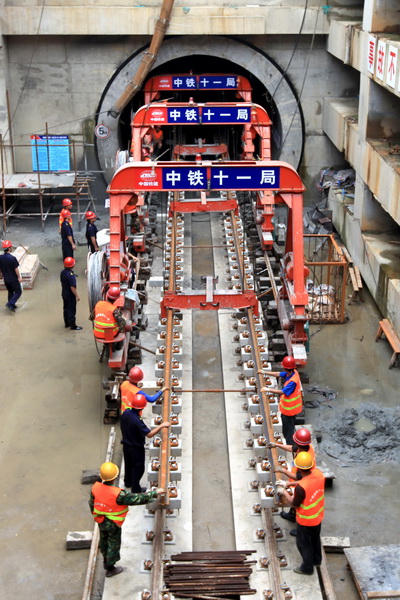 武汉首条地铁正式开始铺轨