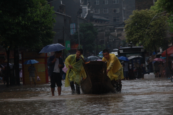 最大洪水湖南遭受暴雨袭击 凤凰将出现有记录以来