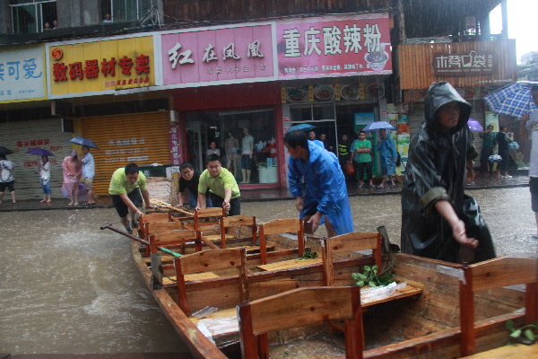 最大洪水湖南遭受暴雨袭击 凤凰将出现有记录以来