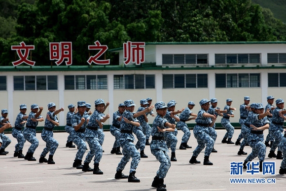 第八届“香港青少年军事夏令营”举行结业典礼