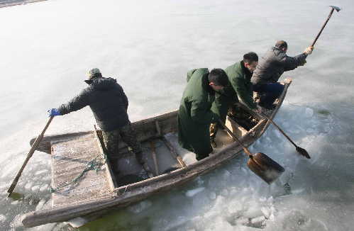 山东海冰面积近10年最大 近千艘渔船被困
