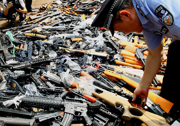 上海警方集中销毁非法涉枪涉爆物品