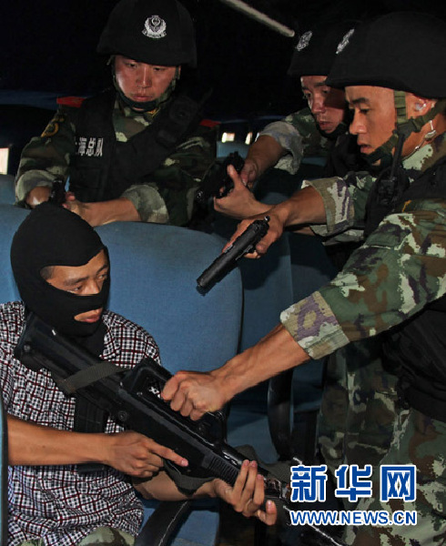 烈日下，武警上海总队苦练反劫
