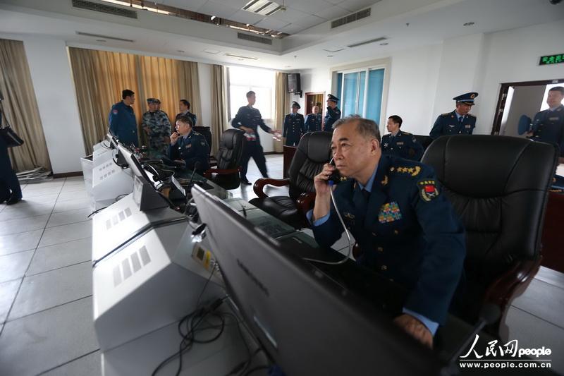 空军马晓天司令员飞赴四川指挥抗震救灾