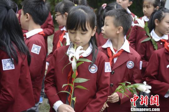 成都少年清明为月熊扫墓