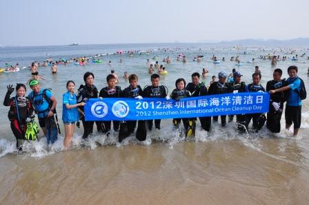 深圳国际海洋清洁日 2000余志愿者清洁海滩