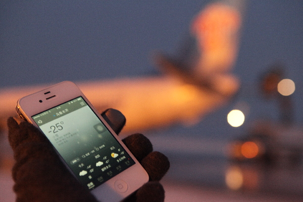 乌鲁木齐迎最强寒流 飞机除冰师冒严寒高空除冰