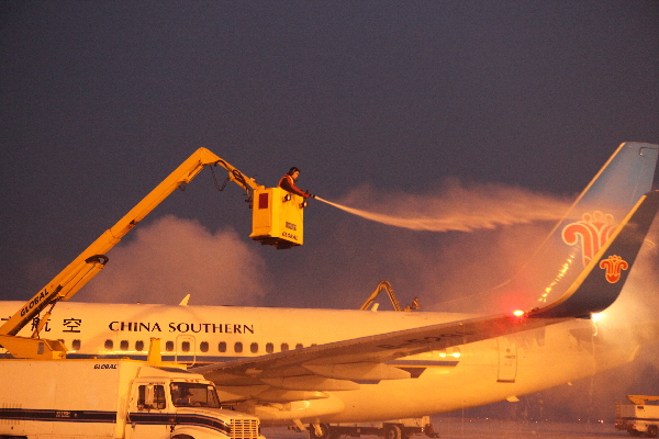 乌鲁木齐迎最强寒流 飞机除冰师冒严寒高空除冰