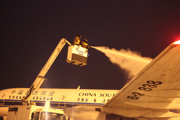 乌鲁木齐迎最强寒流 飞机除冰师冒严寒高空除冰