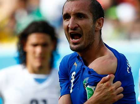 意大利0比1乌拉圭：戈丁送10人意大利回家