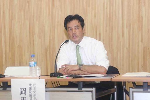 冈田克也在论坛政治对话上回答学生提问