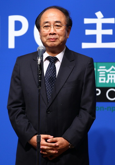 <SPAN>赵启正在晚宴致辞并向日方赠送礼物</SPAN>