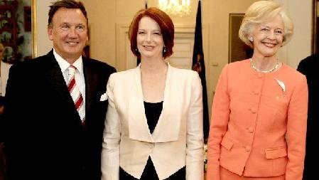 吉拉德就任澳大利亚新总理 遭遇闹心国事与家事