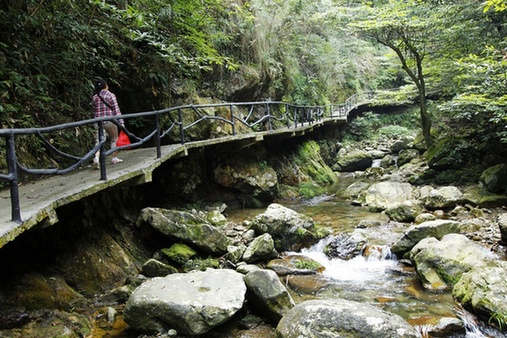 秋光里，穿越在黄山最原始的峡谷中“寻古探幽”