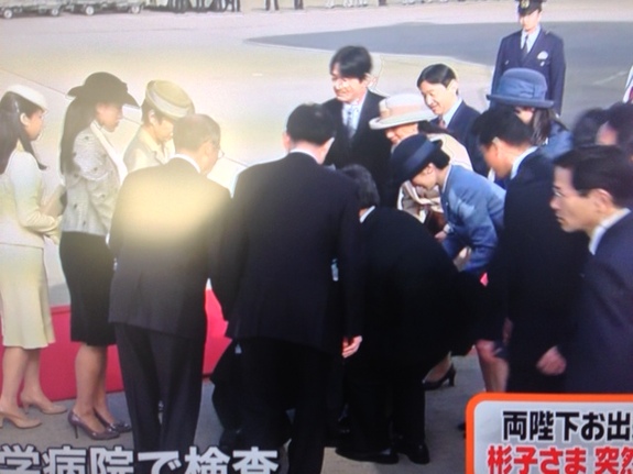 日本女亲王机场迎接天皇夫妇 突然晕倒引骚动