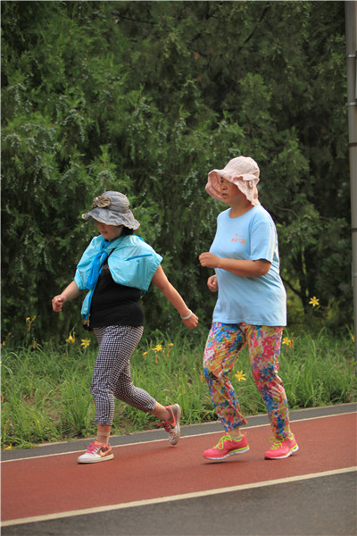 Runners head to park early to beat summer heat