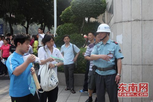 2011年福建高考首日　有人迟到有人警车接送(图)