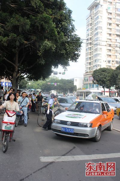 2011年福建高考首日　有人迟到有人警车接送(图)