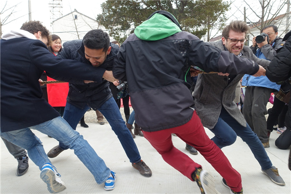 Wuxi: locals and foreigners celebrate Lantern Festival